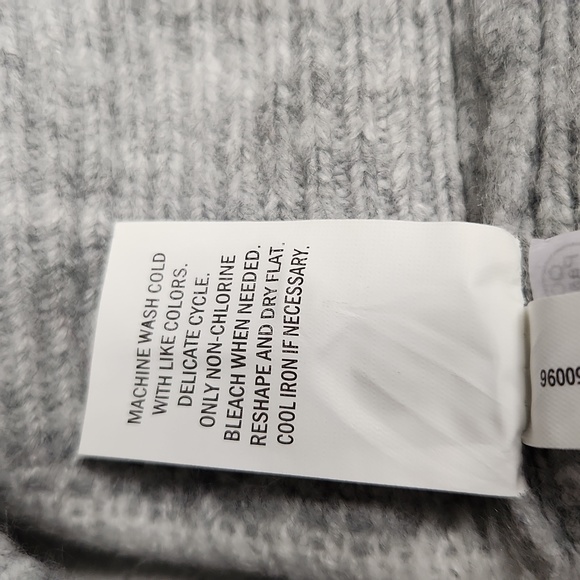 Happy Holidays 1X Light Grey Sweater With Stars - Picture 7 of 7